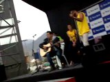 Nikko Ponce cantando una canción de 