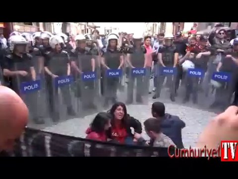 Polisten yere düşen kadın eylemciye tekme
