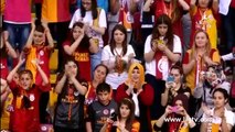 Galatasaray'lı Futbolcuların Sahaya Baretlerle Çıkışı