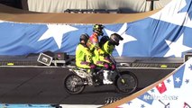 Backflip en moto avec 4 personnes : Record du monde 2014