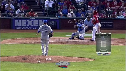 Garotinho recebe a bola do jogo e presenteia gata