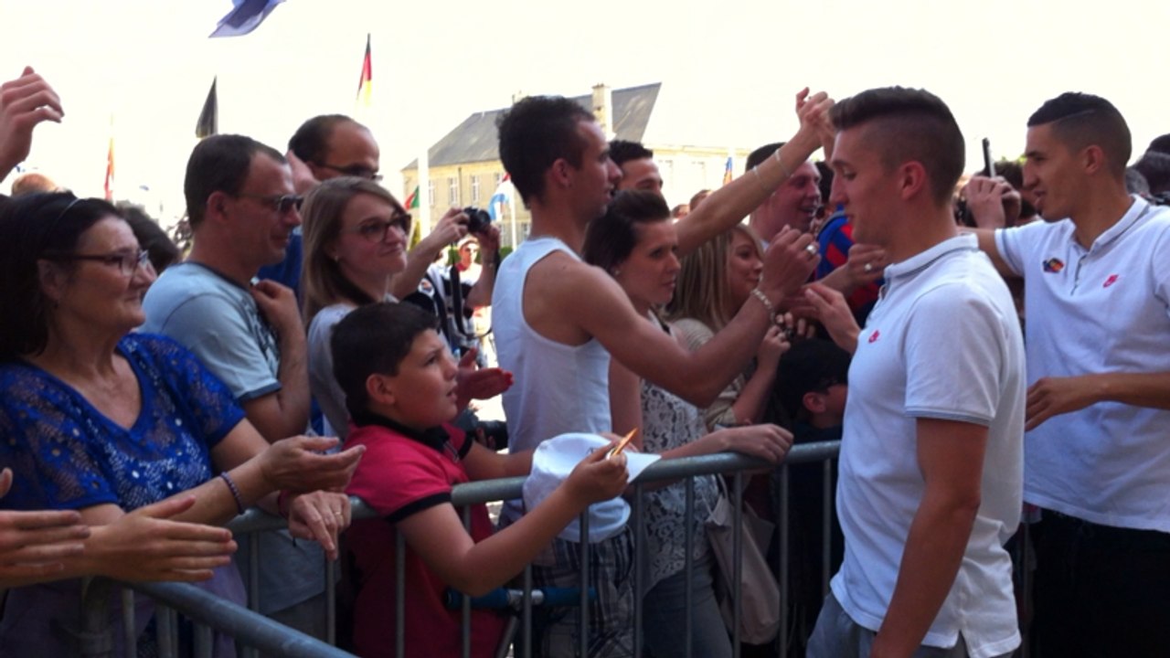 Les joueurs du Stade Malherbe avec le public à la mairie.