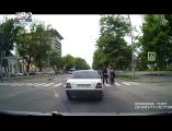 VIDEO Asa ceva nu ai mai vazut in Moldova Ce fac doi barbati care coboara dintr-un taxi in fata unei treceri de pietoni din capitala