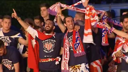 Una multitud de aficionados celebra con el Atlético el título de liga