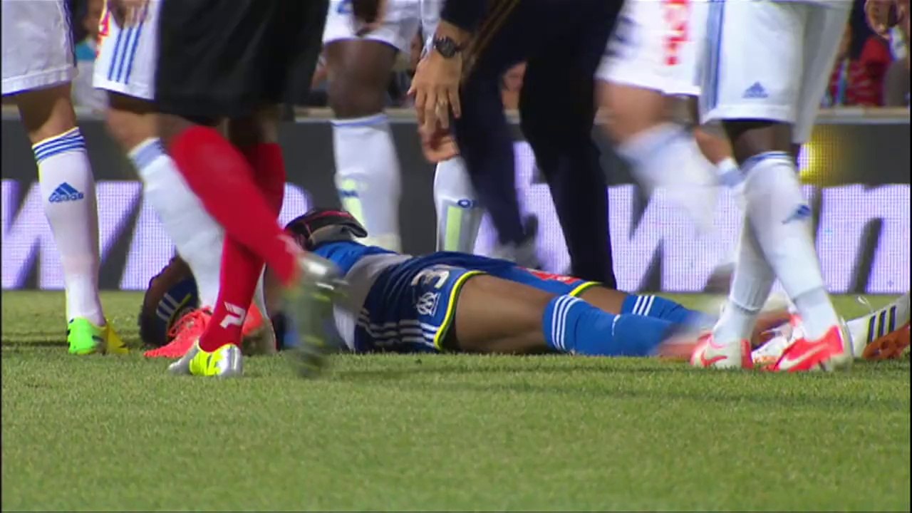 La terrible blessure de Mandanda - OM-EAG - Ligue 1 - 2013_2014