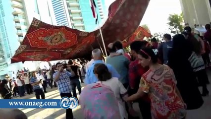 شاهد .. مئات المصريون يهتفون "تحيا مصر و تعيش مصر مستقلة " أمام السفارة المصرية بقطر