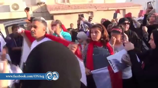 شاهد .. المصريون بالبحرين يرقصون على تسلم الأيادي لتاييد السيسي