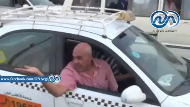 مواطنون يرفعون شعارات السيسي بمواجهة فعالية لتأييد صباحي