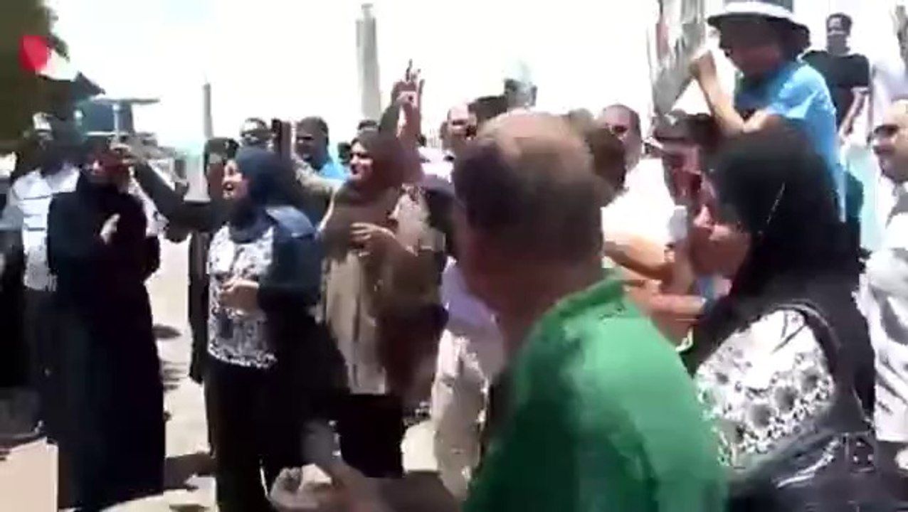 شاهد.. مصريون بالكويت يرقصون على "تسلم الأيادى"أمام لجان الانتخابات الرئاسية