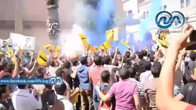 شاهد .. طلاب الإخوان يشعلون الشماريخ داخل جامعة القاهرة