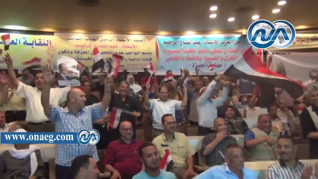 عمال الغزل والنسيج يرقصون أنغام تسلم الايادي خلال مؤتمرهم لدعم السيسي