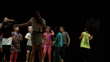 Lola Reva chante "Ca ira" 19-05-2014