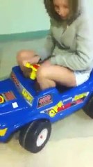 Hanım Kızın Akülü Araba İle İmtihanı