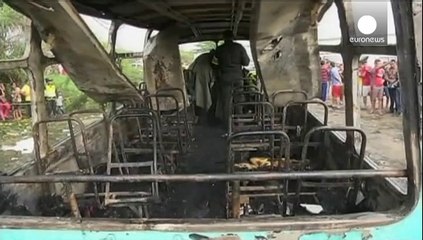 Fiamme divorano bus pieno di bimbi