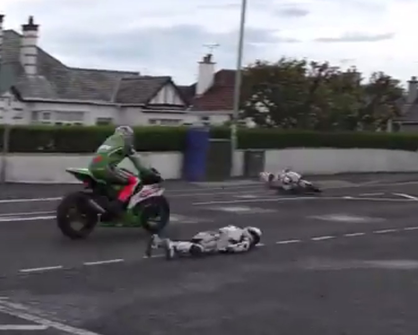 Crash violent de Simon Andrews en Moto - Vidéo Dailymotion