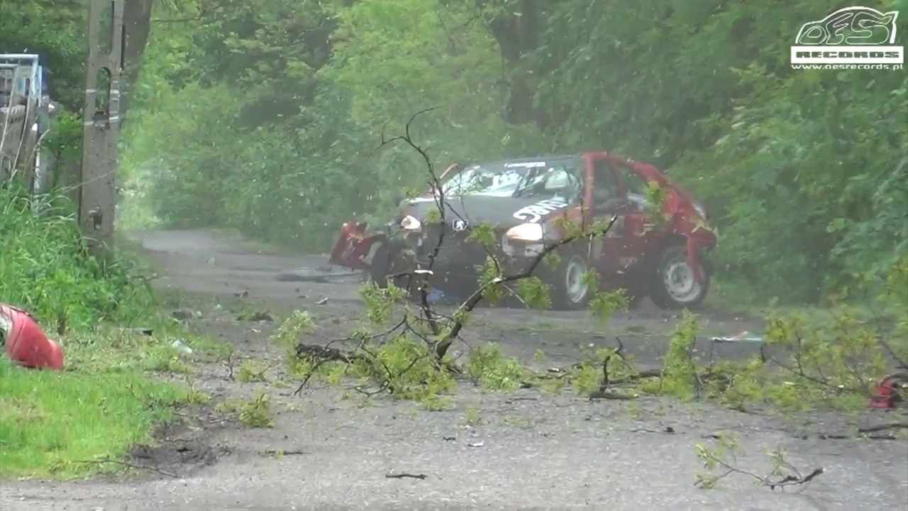 Lisowski explose sa 106 Rallye lors d'un crash.