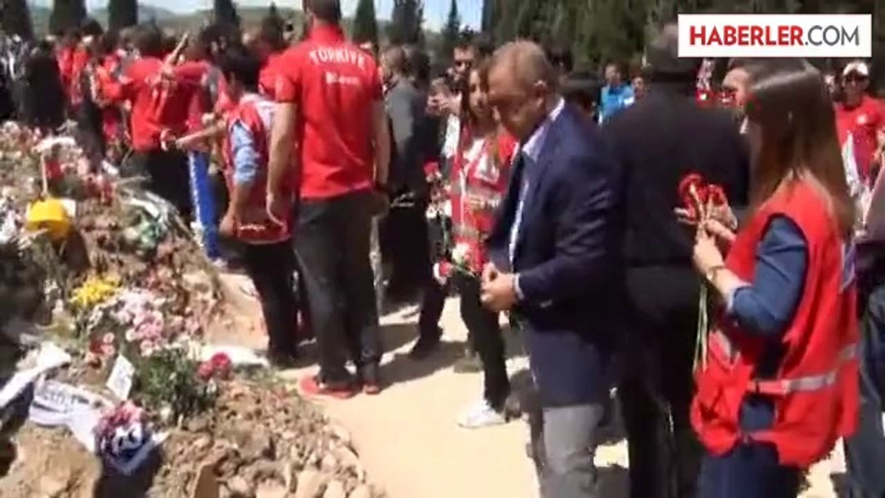 Manisa Soma Milli Takımın Teknik Heyet ve Futbolcuları Soma Mezarlığı'nda 2