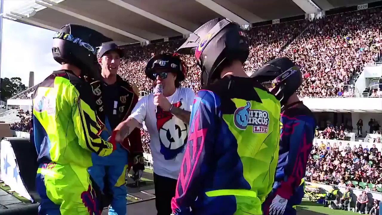 Premier backflip au monde en moto avec 4 personnes