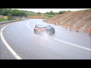 Un drift monstrueux en Toyota Supra sur route mouillée