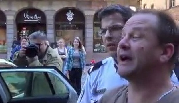 Des membres de l'association Les racines de l'enfant s'enchaînent sur la plateforme de la cathédrale de Strasbourg.