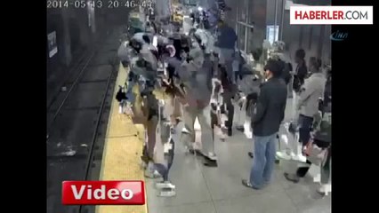 Metro Hattına Düşen Kadını Yolcular Kurtardı