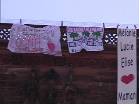 Des défenseurs de l'égalité parentale s'enchaînent sur la Cathédrale de Strasbourg - 19/05