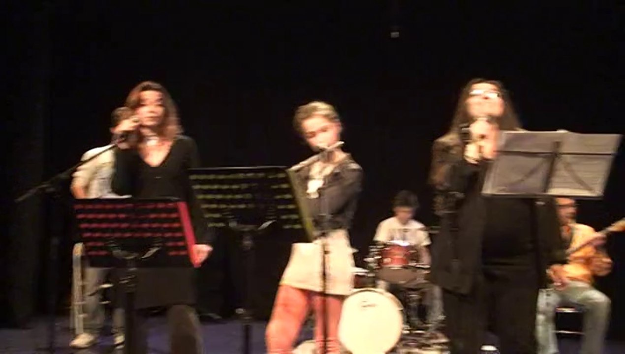 Here comes your man de Pixies chante Marcela Torres & Natacha Zervas - filmé par Margaux Lys Hornet- La main de l'Art