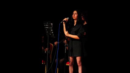 Bahçede Yeşil Çınar - Tunay Bilge