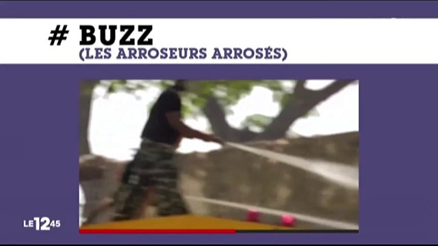 Il reçoivent des jets d'eau pour avoir uriné en pleine rue