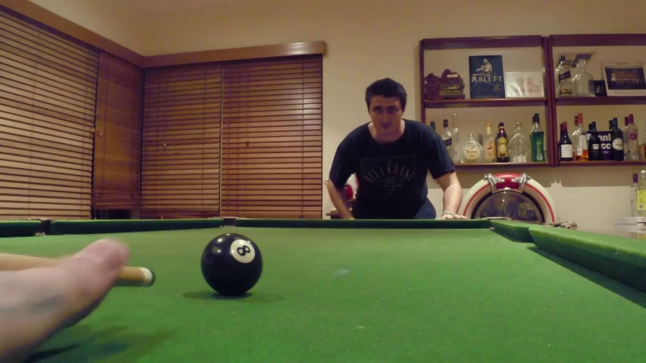 Boule de billard en pleine face : Headshot douloureux!