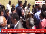 Sınırda Öldürülen Kadının Cesedi Suriyeli Akrabalarına Teslim Edildi