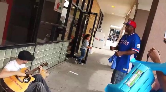 2 inconnus font une Jam session en pleine rue. énorme!