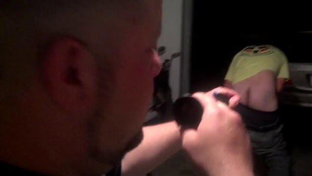 Tirer dans le derrière de son pote à la sarbacane!