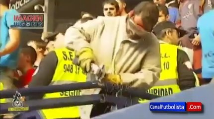 Aficionados se caen de la grada tras romperse una valla