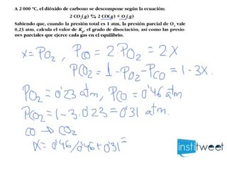 Calcular Kp, grado de disociación y presiones parciales