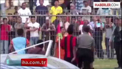 Yeşil Sahada Öldüren Tekme