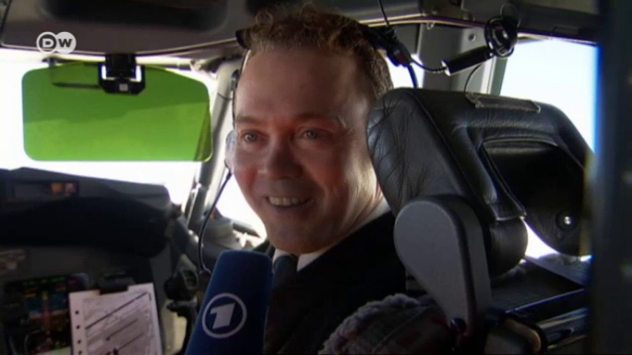 Singende flugbegleiterin aus schweden | euromaxx