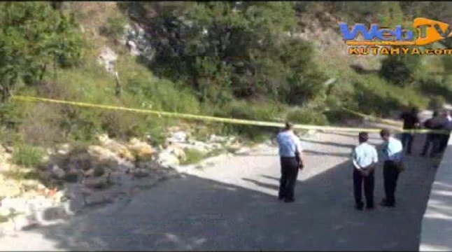 Polisi arayıp intihar edeceğini söyleyerek kendini ağaca astı