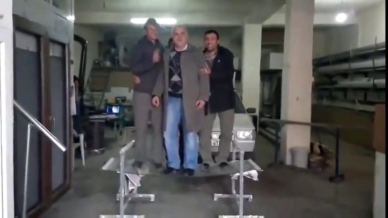 Kırılmaz cam test eden Çılgın Türkler Abi çok iyi yaa.