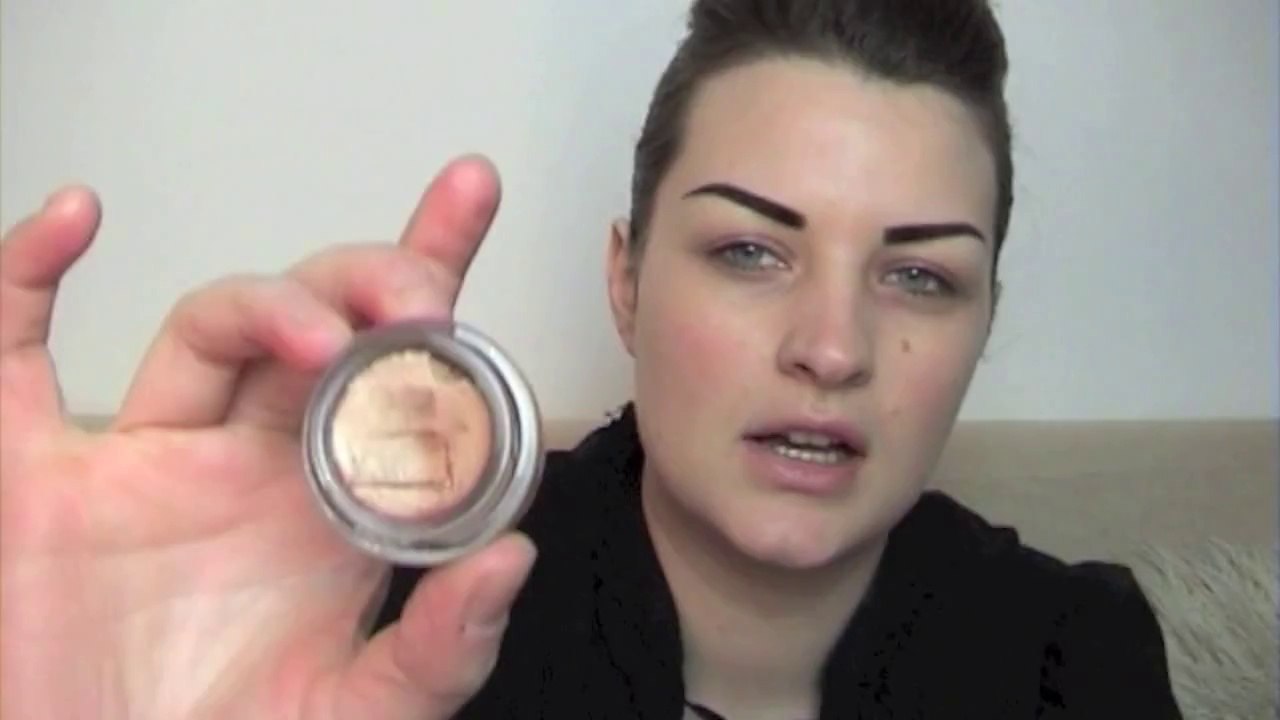 TREND - RED LIPS & STRONG BROWS