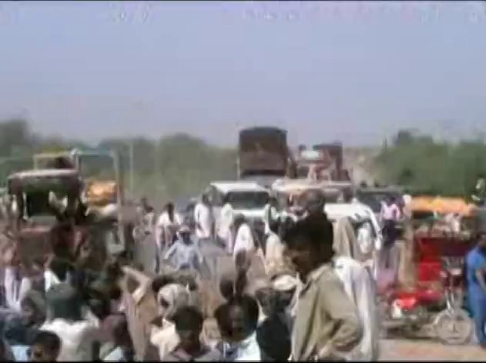jam nawaz ali men kastkaroon ka pani ki kitqt per shrah block dhrna PKG