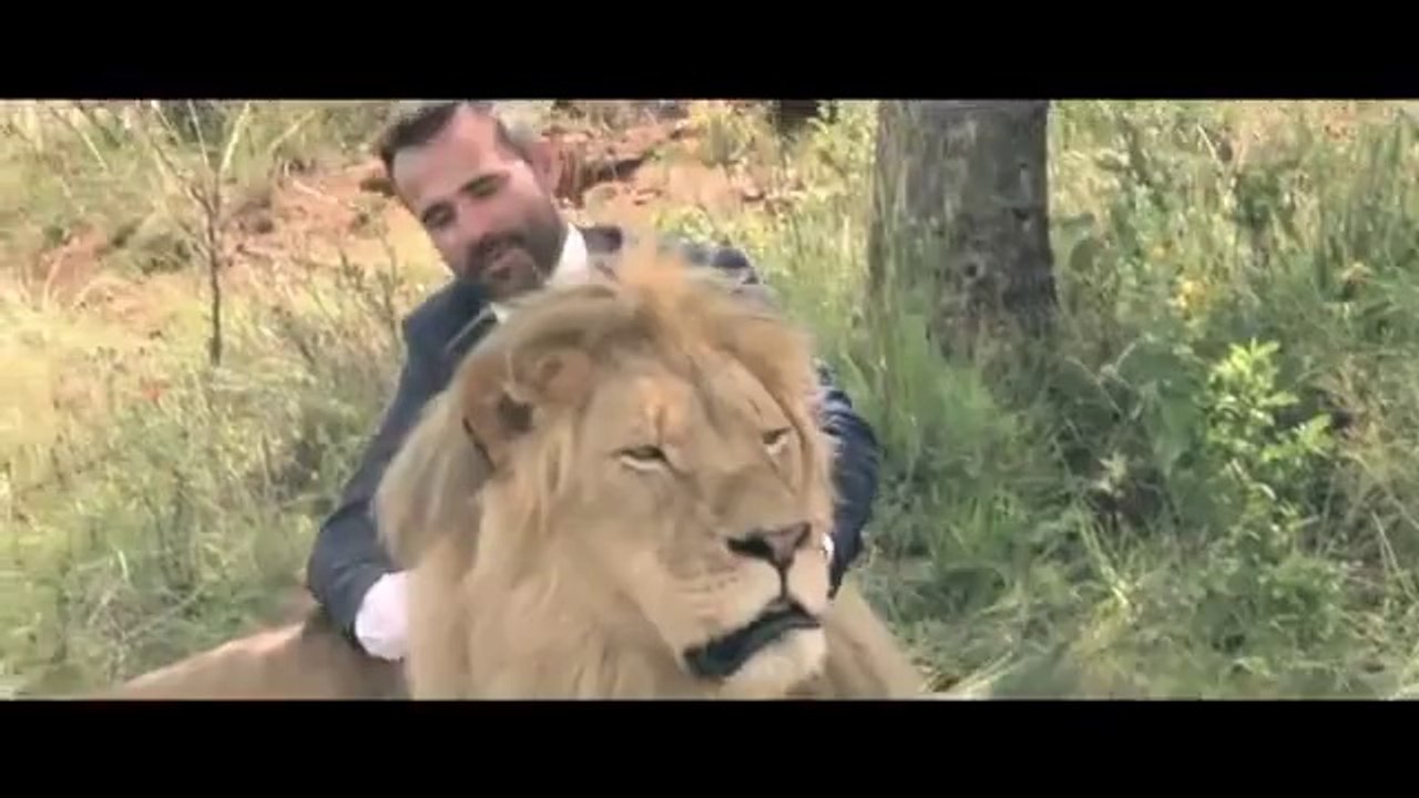 Man_playing_with_Lion