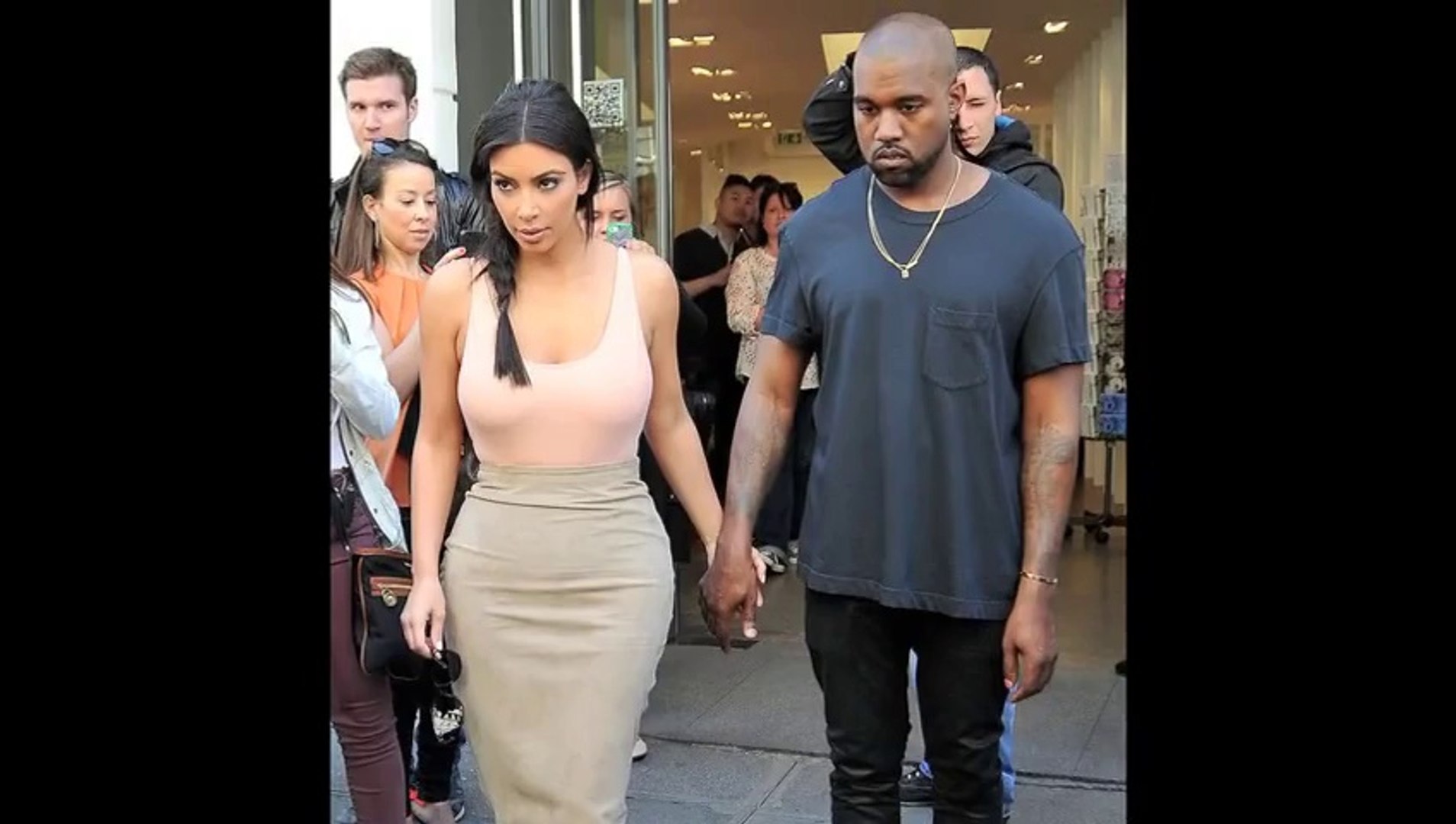 ⁣Kim Kardashian Flashes Major Sideboob