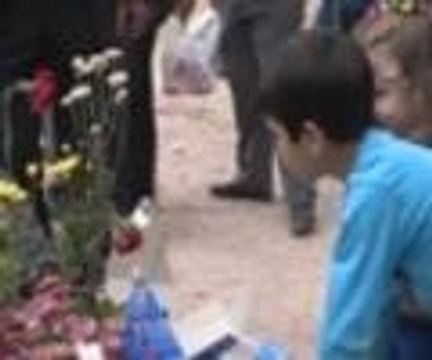 Mezarlıkta doğum günü kutladılar