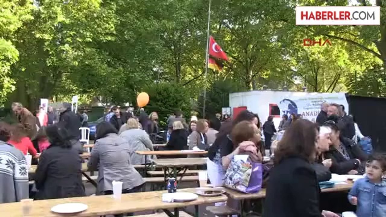 Duisburg'da da Bayraklar Yarıya İndi