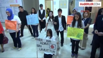 Diyarbakır Kitap Fuarı'nda Liselilerden 'Çocuk Gelinler Olmasın' Eylemi