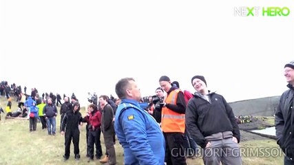 Une voiture de 1600 chevaux qui fonce sur l'eau