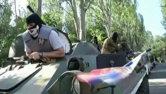 Ukraine : des miliciens lourdement armés paradent dans les rues de Donetsk