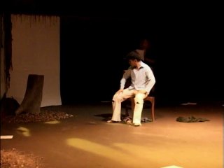 Sentado en un Arbol Caido 2013