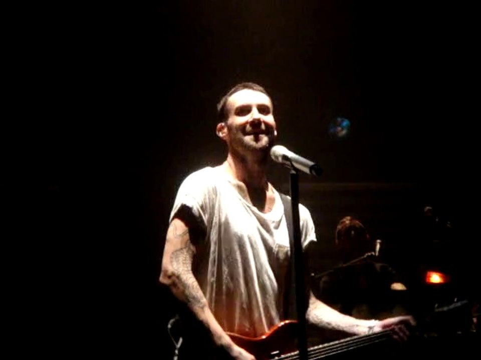 Maroon 5 - Never Gonna Leave This Bed